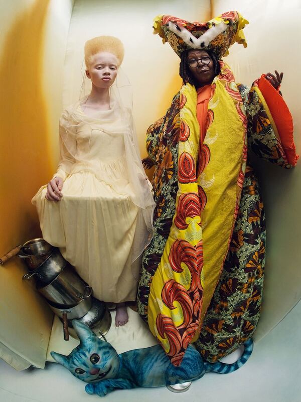 Pura fantasía y talento: la modelo sudafricana Thando Hopa interpreta a una princesa  lánguida de corazones. A su lado la consagrada actriz Whoopi Goldberg, fotografiada por Tim Walker como La Duquesa real.  (Gentileza Pirelli)