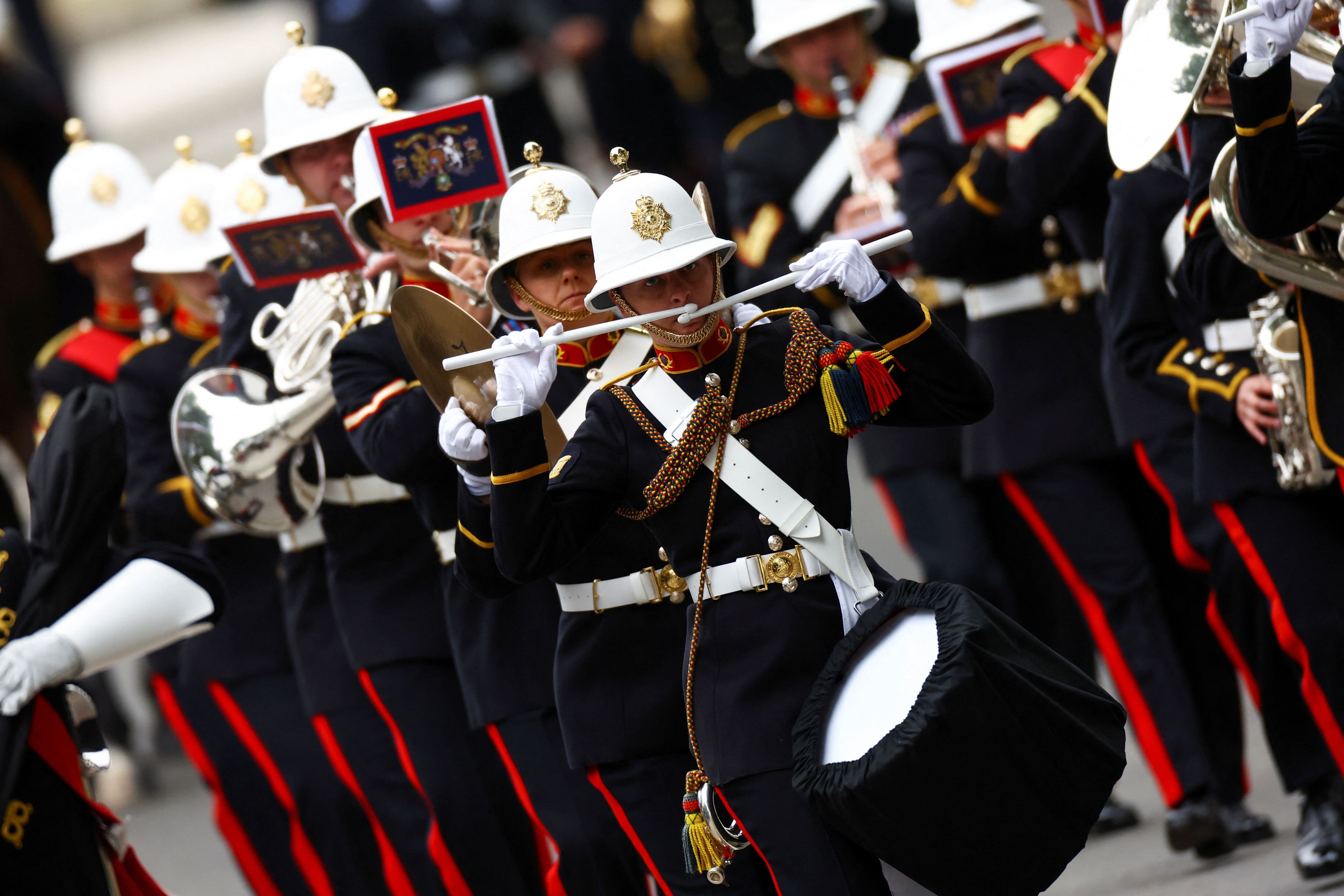 Mientras avanza el desfile continúan llegando los invitados al funeral 