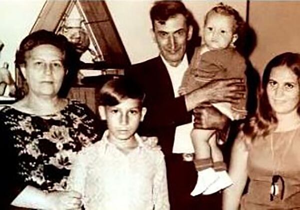 Los padres del capo del Cartel de Medellín junto a tres de sus seis hermanos.