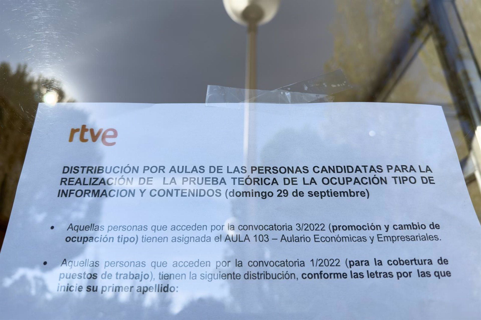 Cartel informativo a la entrada del campus de Somosaguas tras el anuncio de la suspensión de los exámenes de oposición de RTVE en Somosaguas, a 29 de septiembre de 2024, en Madrid (España). (Alejandro Martínez Vélez/Europa Press)
