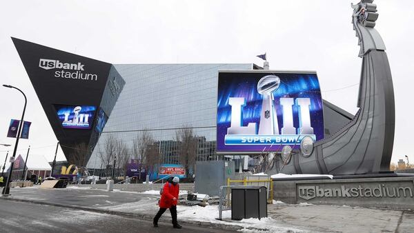 La nieve empieza a aparecer en las afueras del US Bank Stadium, donde se jugará este domingo el Super Bowl (Reuters)