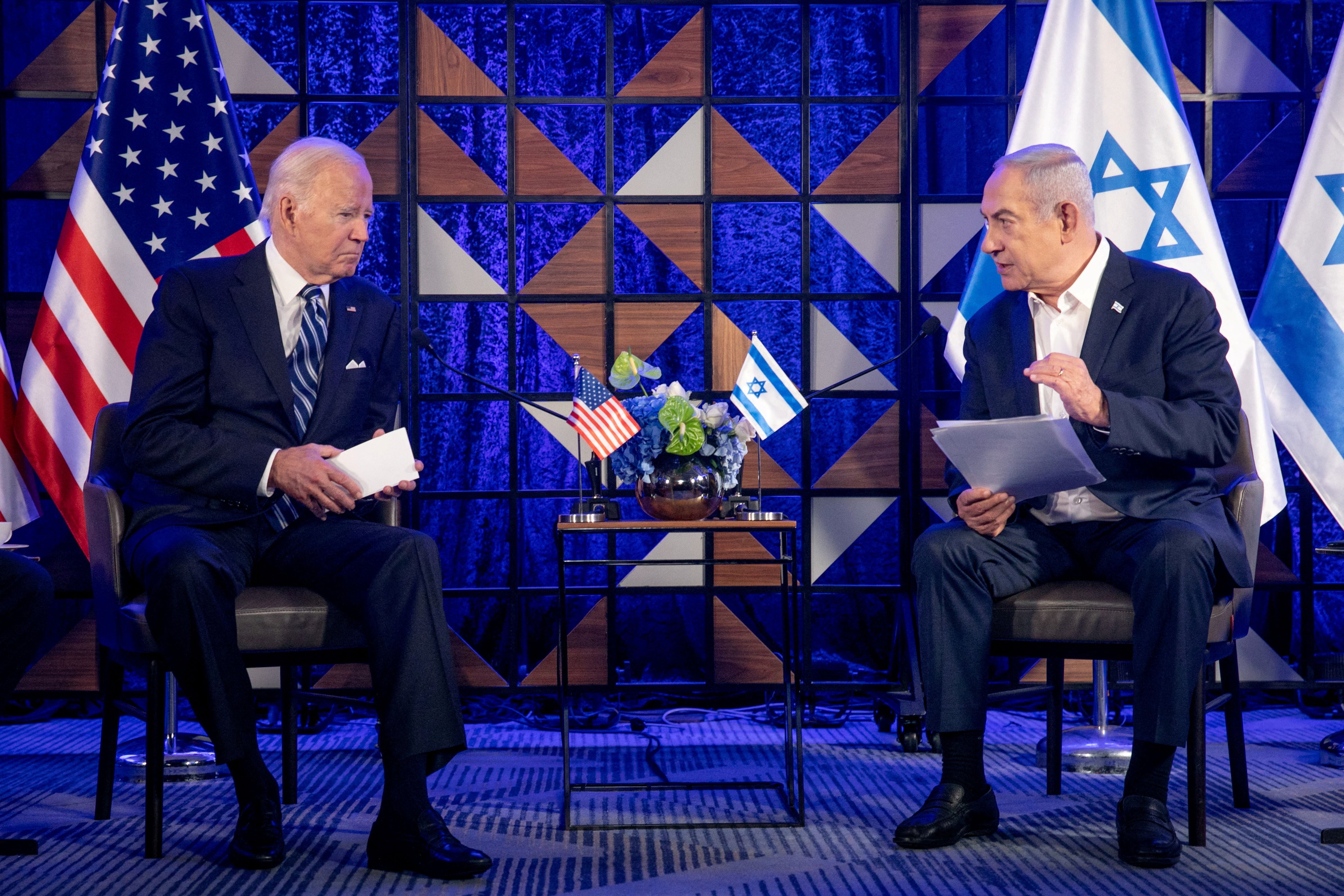 El presidente estadounidense, Joe Biden, se reúne con el primer ministro israelí, Benjamin Netanyahu, para discutir el actual conflicto entre Israel y Hamas, en Tel Aviv, Israel, el miércoles 18 de octubre de 2023. Miriam Alster/Pool vía REUTERS/Archivo