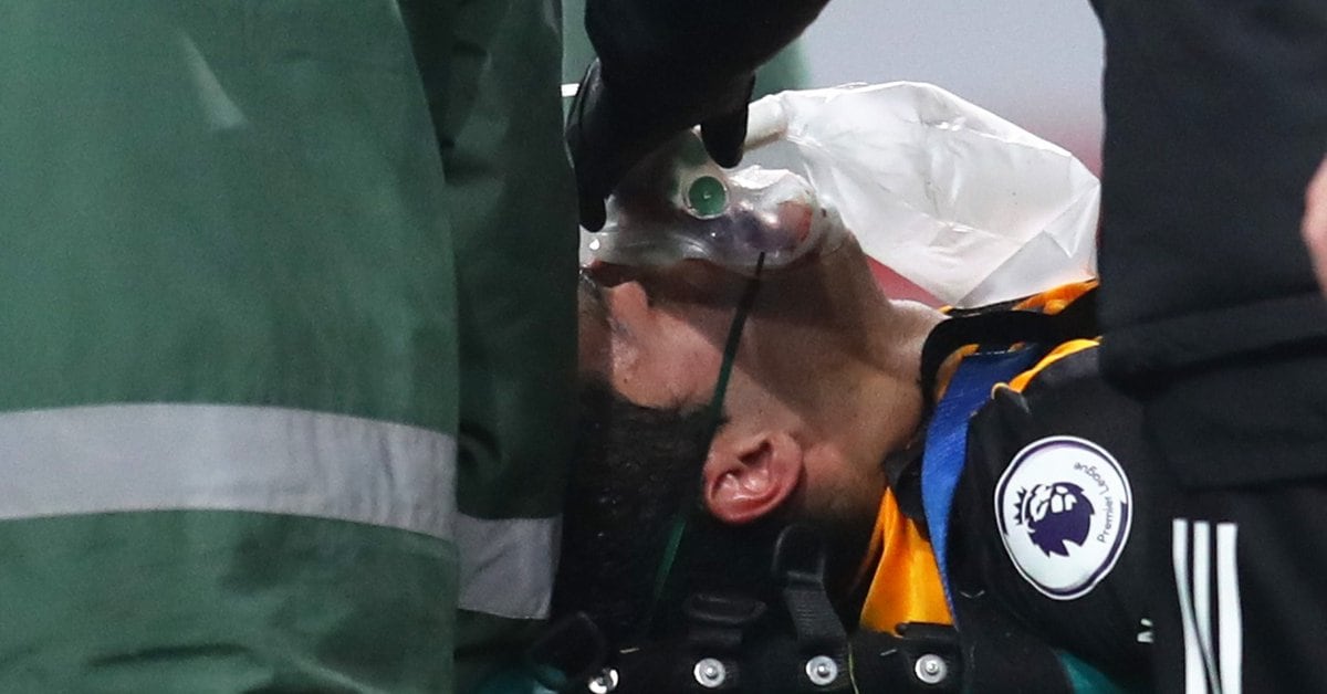 Cayó inconsciente: Raúl Jiménez sufrió un fuerte golpe de David Luiz y dejó al Lobo en camilla ante el Arsenal
