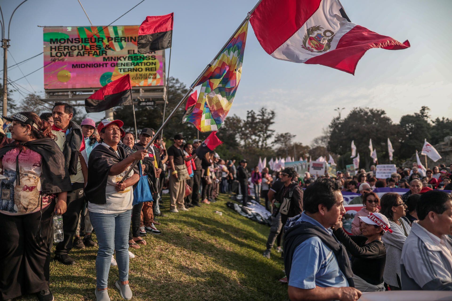 Manifestantes protestan contra el gobierno de Dina Boluarte en Lima. Miembros de organizaciones sociales y sindicales participaron en una marcha a favor de la JNJ. Foto: EFE/ Aldair Mejia 