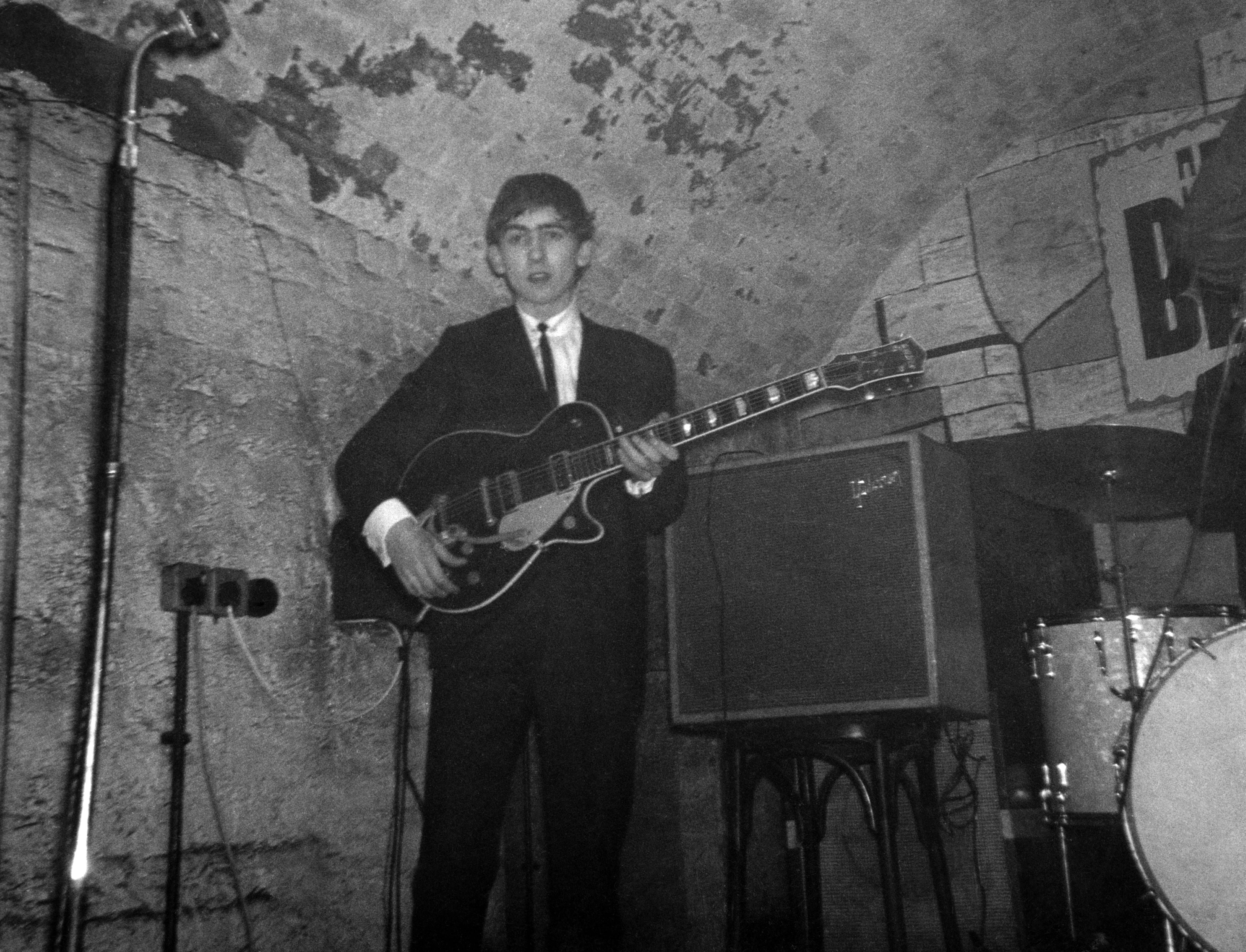 El día del primer show de la banda en el lugar, el portero no quiso dejar ingresar a George Harrison porque llevaba jeans. Tuvieron que convencerlo de que ese adolescente era uno de los integrantes de la banda que tocaría en la función del mediodía (Photo by Mark and Colleen Hayward/Redferns)