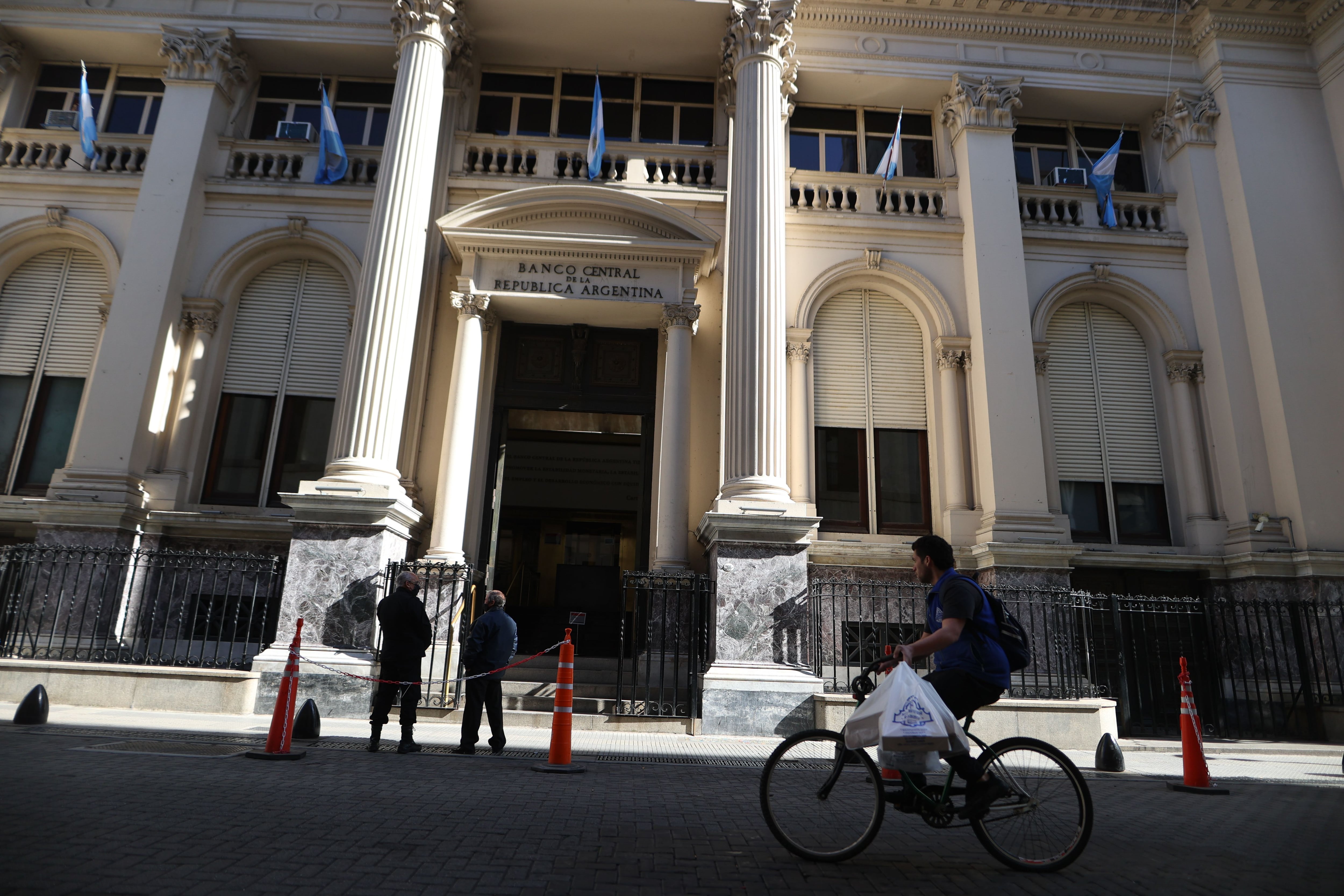 Varias personas cruzan frente a la sede del Banco Central de la República Argentina, en una fotografía de archivo. EFE/Juan Ignacio Roncoroni
