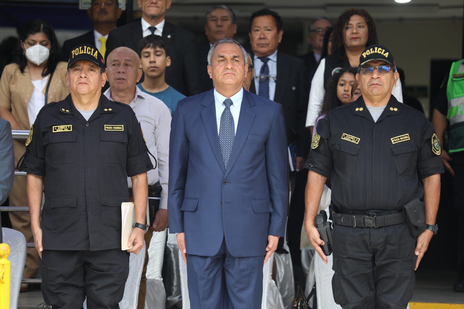 Jorge Angulo (derecha) y Victor Zanabria (izquierda) junto al extitular del Ministerio del Interior, Vicente Romero.