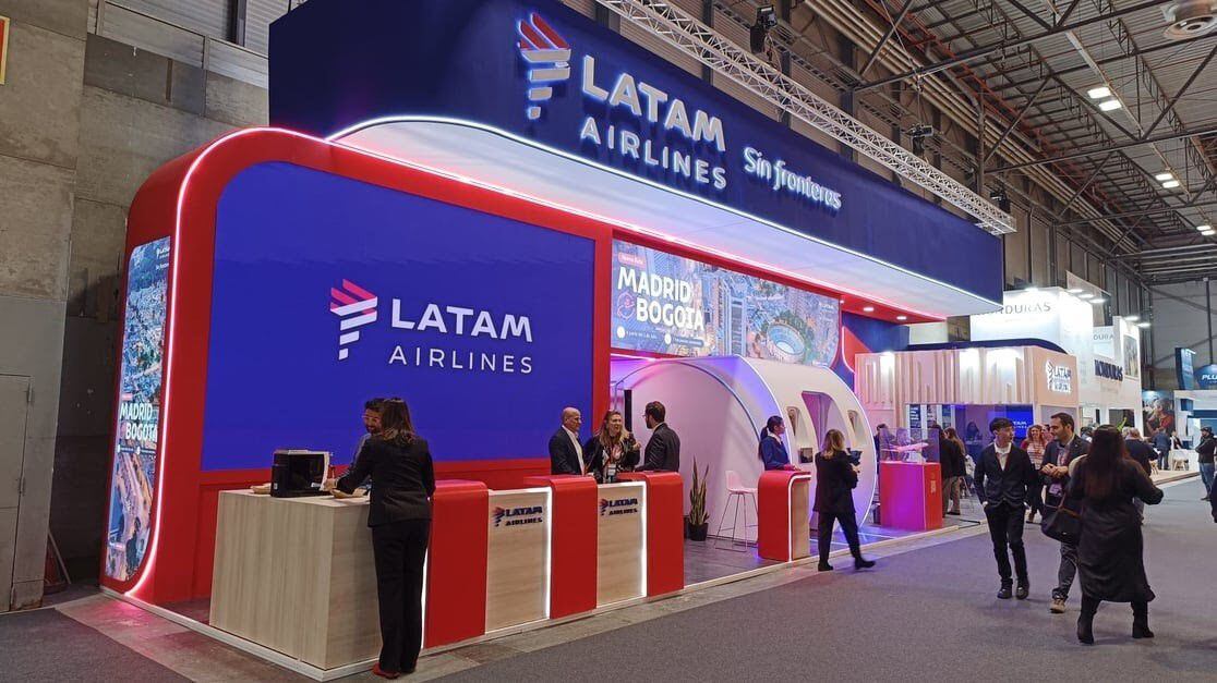 24/01/2024 El stand de Latam Airlines en el pabellón 3 en la Feria Internacional de Turismo, ubicada en el recinto ferial de Ifema en Madrid. ECONOMIA LATAM AIRLINES 