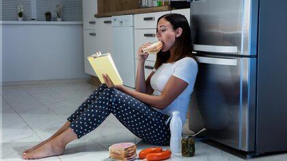 Además de causar sentimientos de culpa, está demostrado que comer alimentos altamente procesados y bebidas con mucha azúcar puede causar inflamación corporal que aumenta la fatiga, la ansiedad y la depresión (Shutterstock)