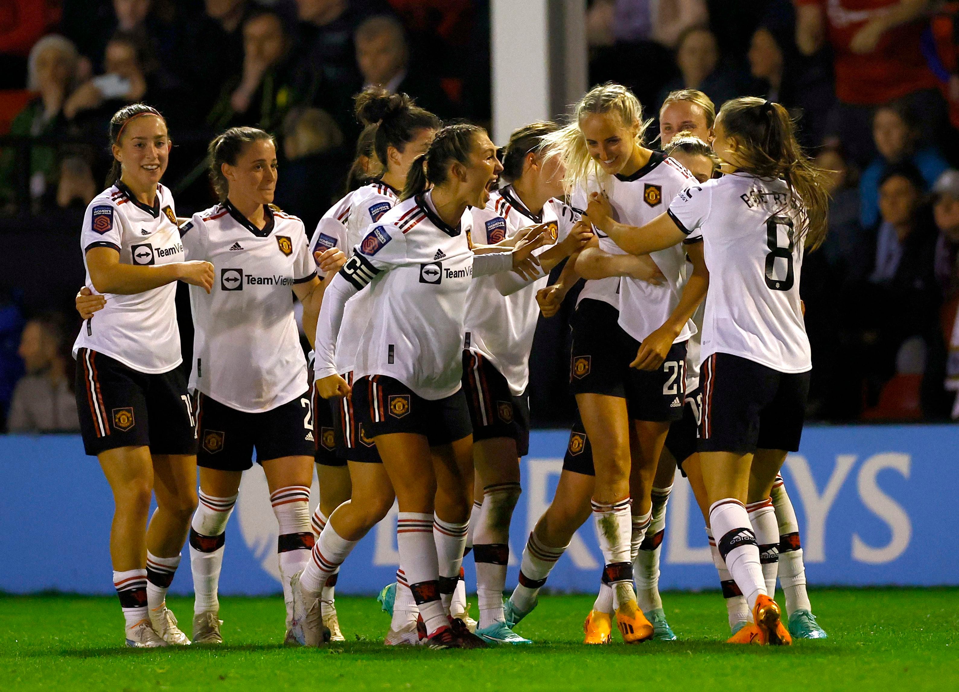 El Manchester United femenino celebrando un gol de Millie Turner ante el Aston Villa en la Women's Super League. Foto: Reuters/Andrew Boyers