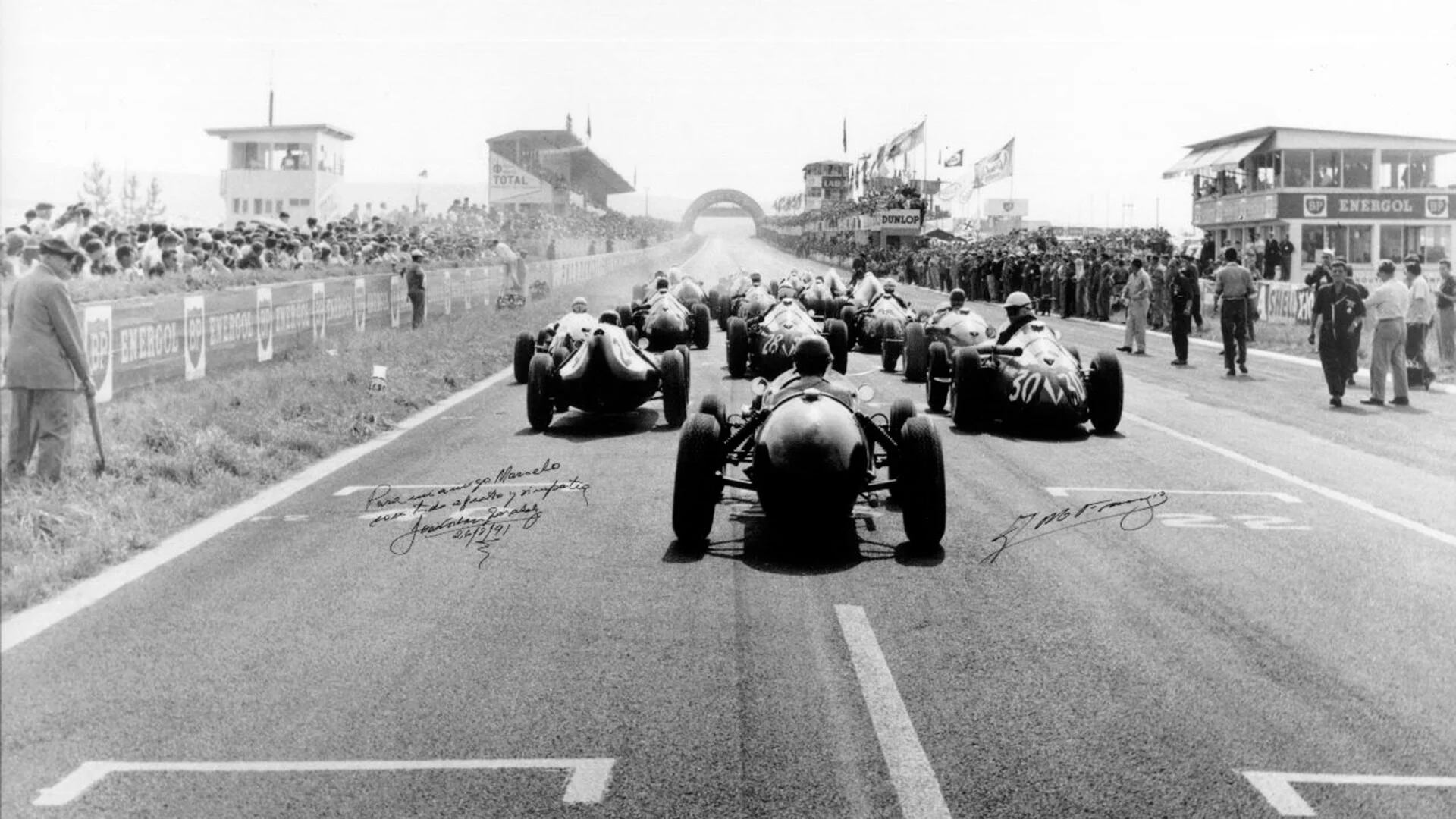 Imponente postal con la largada de la carrera en Reims, cuyas tribunas y boxes aún subsisten (Museo Fangio)