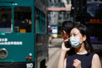 Una mujer con mascarilla tras la crisis de coronavirus en Hong Kong. REUTERS/Tyrone Siu/File Photo