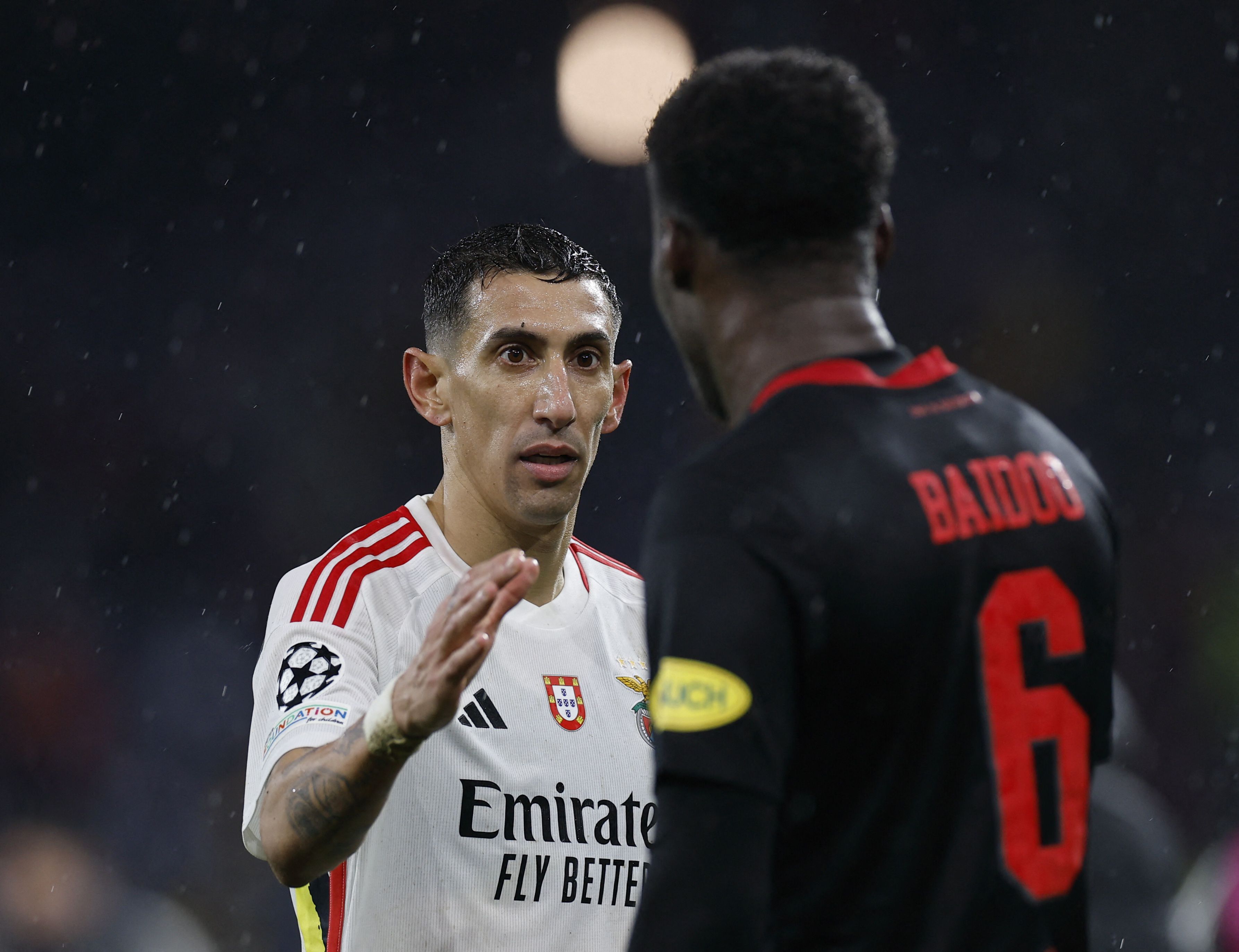 Ángel Di María de Benfica le da la mano a Samson Baidoo del FC Salzburg después del partido por la fase de grupos de la Champions League (REUTERS/Lisa Leutner)