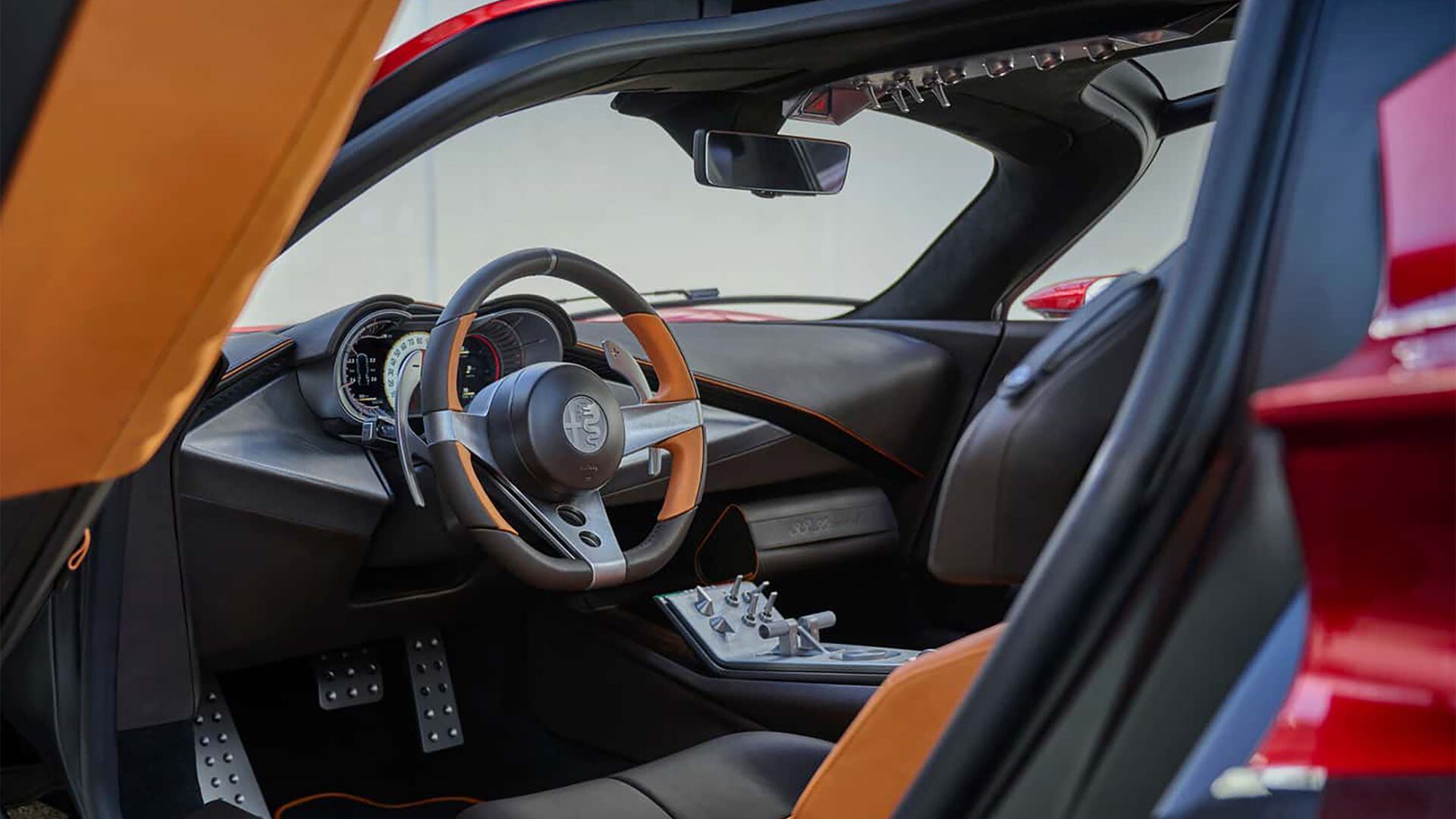 El interior del Alfa Romeo 33 Stradale es muy clásico. Apenas tiene una pequeña pantalla en el tablero y dos consolas con todo los mandos físicos de fácil acceso y accionamiento