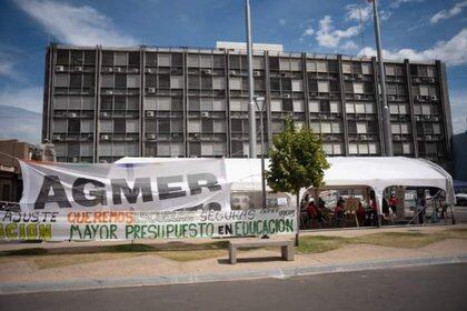 Los docentes de Agmer instalaron una carpa blanca frente a Casa de Gobierno