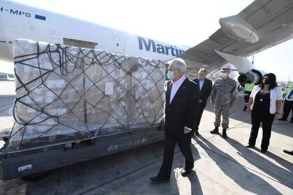 El presidente de Chile, Sebastián Piñera, observa un cargamento de ventiladores mecánicos para ayudar a pacientes de coronavirus a su llegada al aeropuerto de Santiago. Abril, 2020.