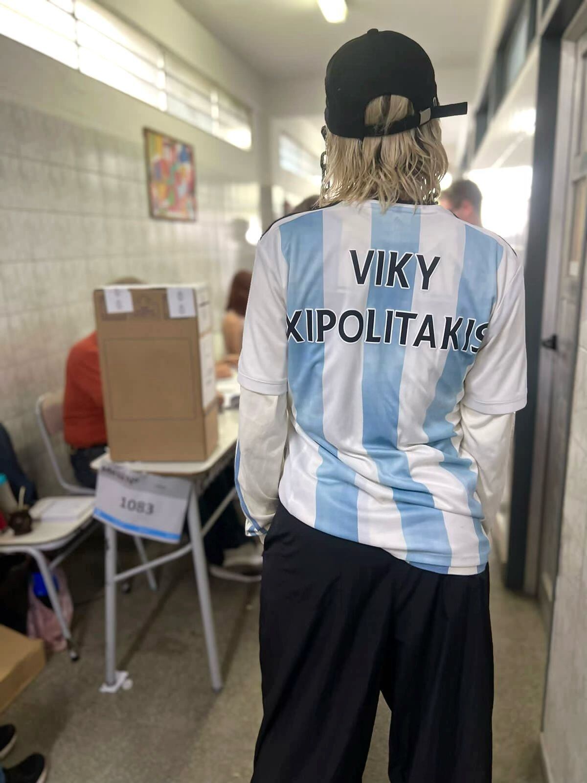 Vicky Xipolitakis y su camiseta para ir a votar (Teleshow)