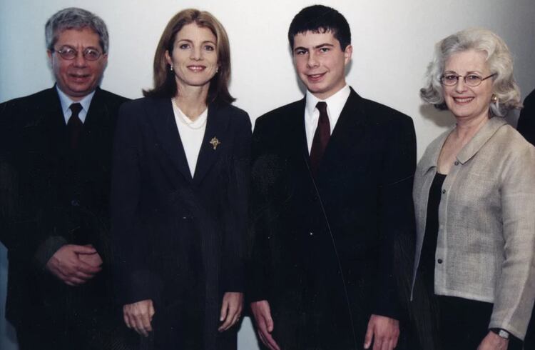 En sus años de estudiante, Buttigieg —acompañado por sus padres— recibió un premio de manos de Caroline Kennedy por un ensayo sobre el senador Bernie Sanders. (Cortesía de Pete Buttiglieg)