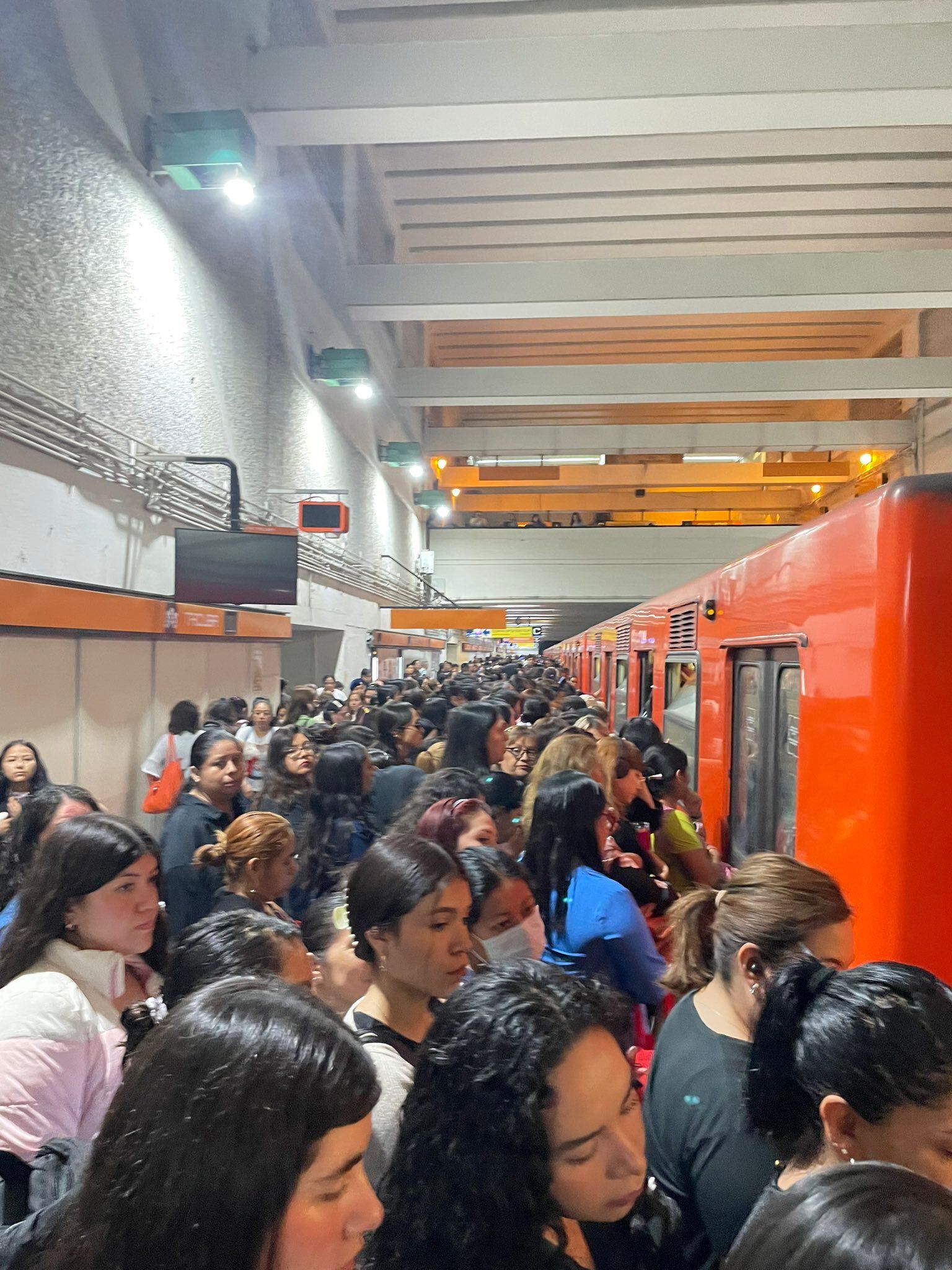 Estado en tiempo real de las diversas líneas del Sistema de Transporte Colectivo subterráneo.