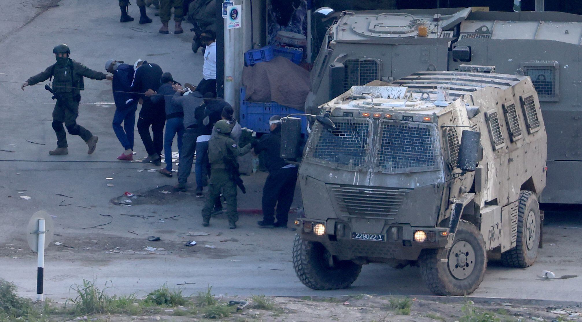 Palestinos detenidos el 3 de enero de 2024 durante una redada del Ejército de Israel en el campo de refugiados de Nur Shams (EFE)