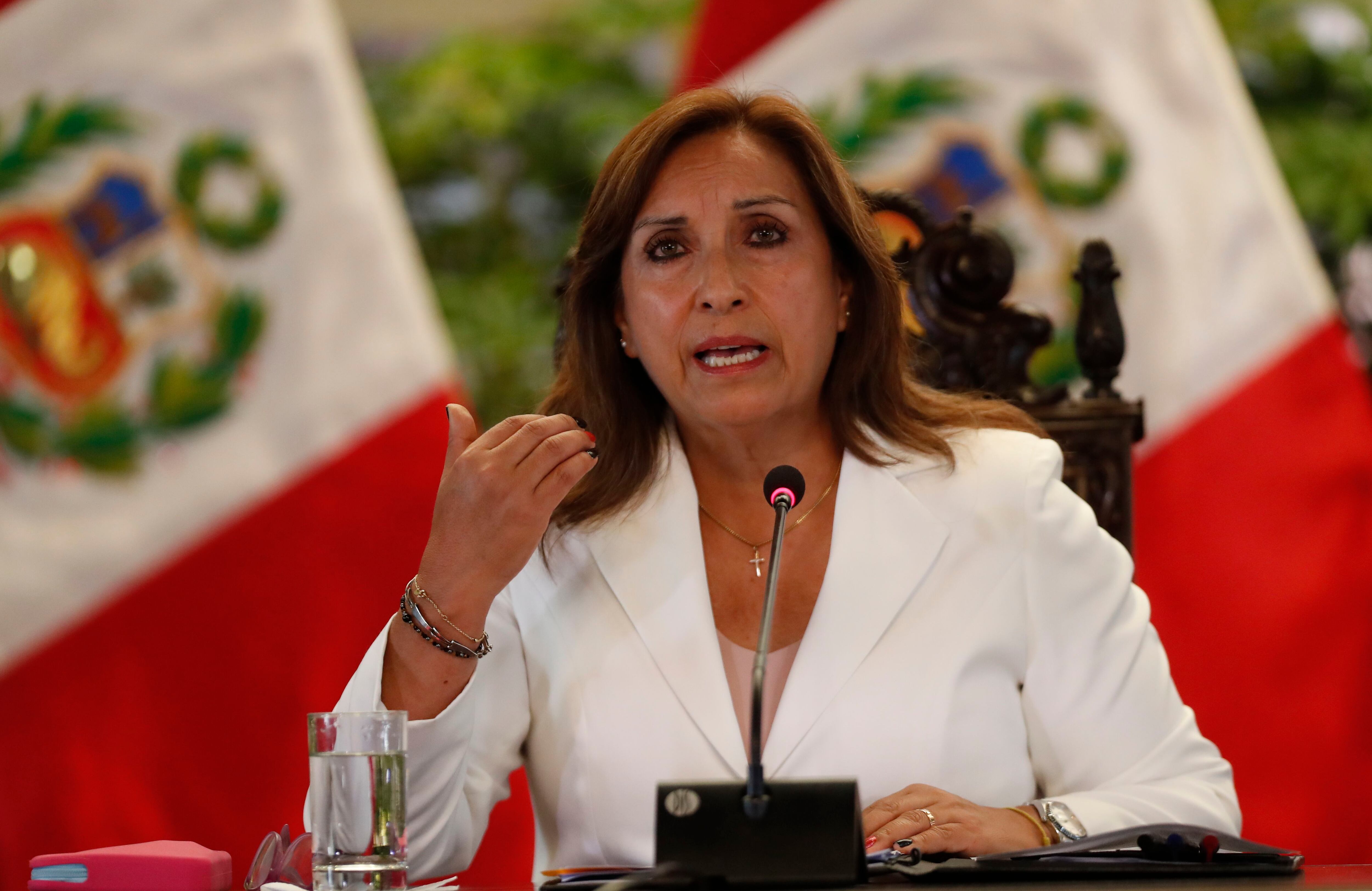 Fotografía de archivo en la que se registró a la presidenta de Perú, Dina Boluarte, durante una rueda de prensa, en Lima (Perú). EFE/Paolo Aguilar 