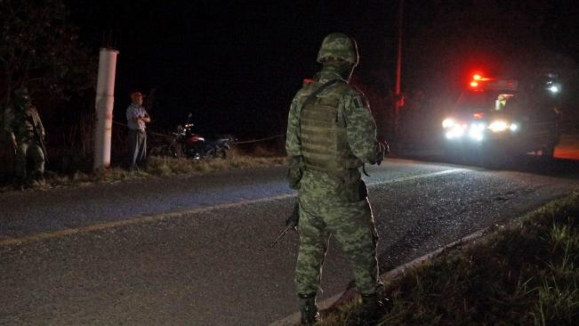 La balacera motivó el despliegue de agentes de la Sedena y la Guardia Nacional. (Twitter/@entreveredas)