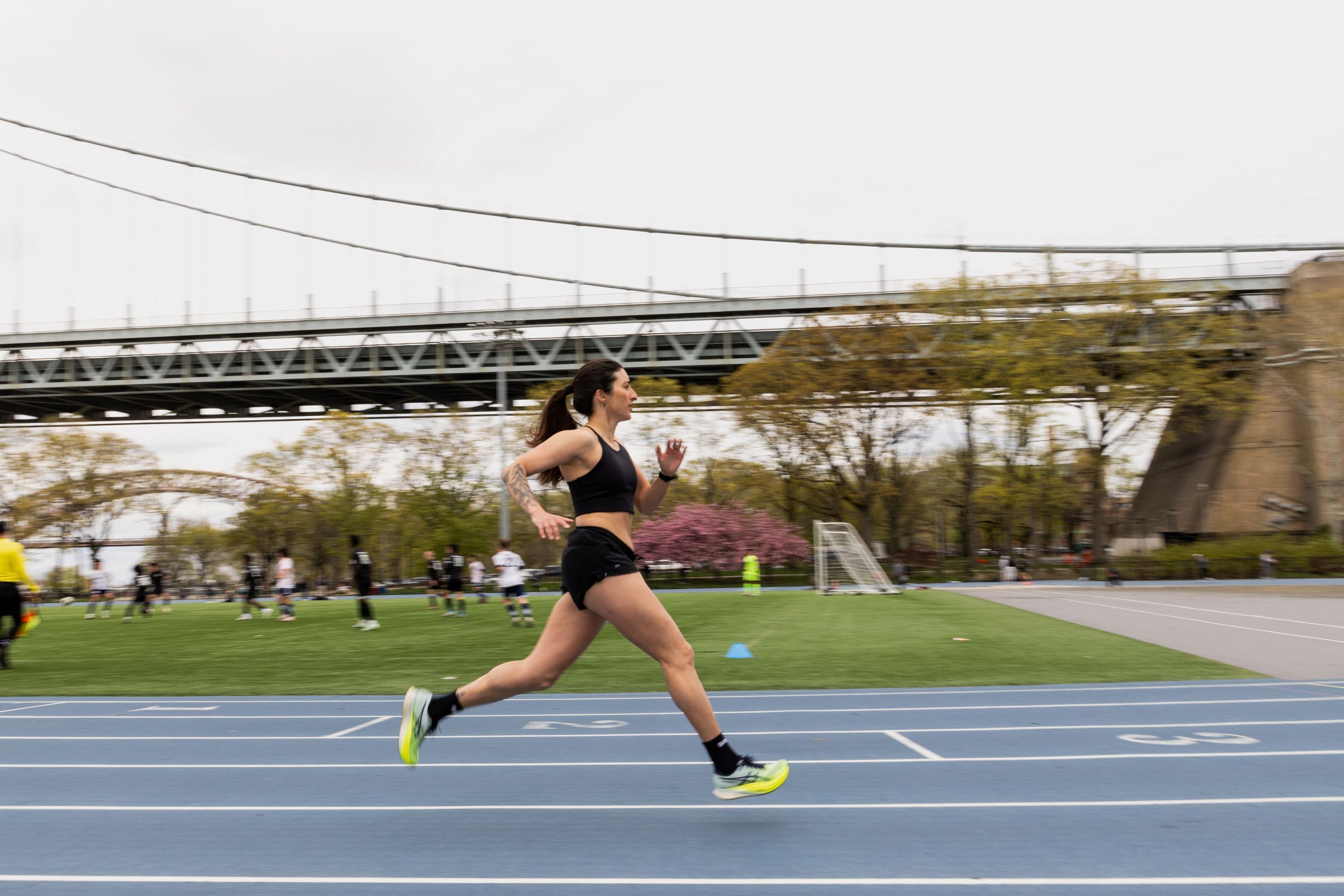 Christine Cieslak corre en la pista de Astoria Park en Queens, el 22 de abril de 2024. (Mimi d'Autremont/The New York Times).