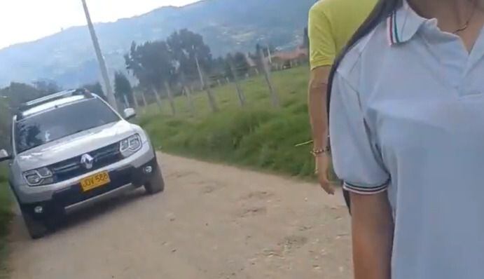 Reportes indican que el hombre, identificado como Víctor Adolfo, fue captado, persiguiendo y profiriendo amenazas a una mujer y una menor por un conflicto sobre perros sueltos - crédito  @LinaLen66067444