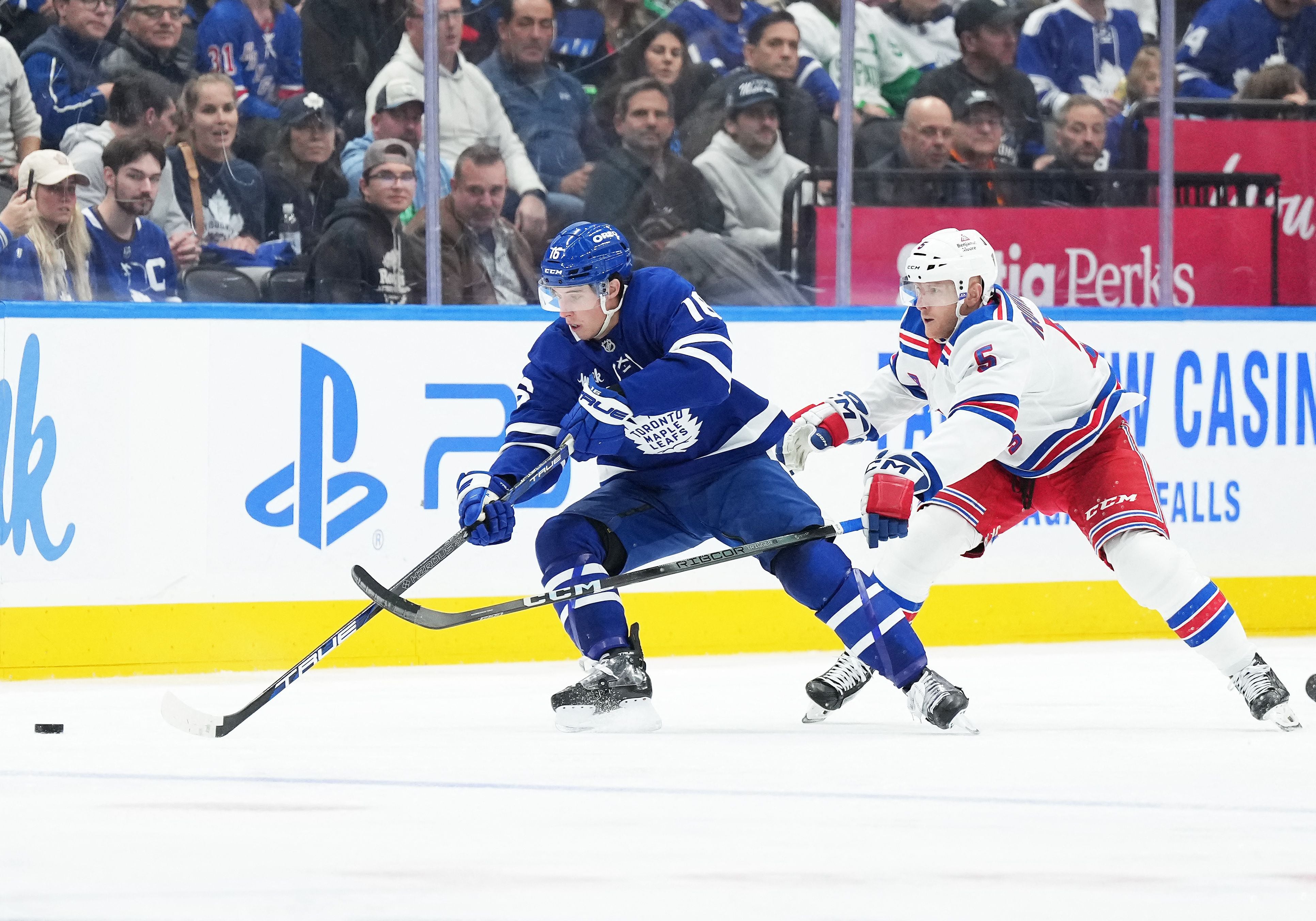 Los aficionados de los Toronto Maple Leafs y de los New York Rangers podrán disfrutar de las nuevas líneas de ropa, que saldrán para 11 de los 32 equipos. (John E. Sokolowski-Imagn Images vía Reuters)