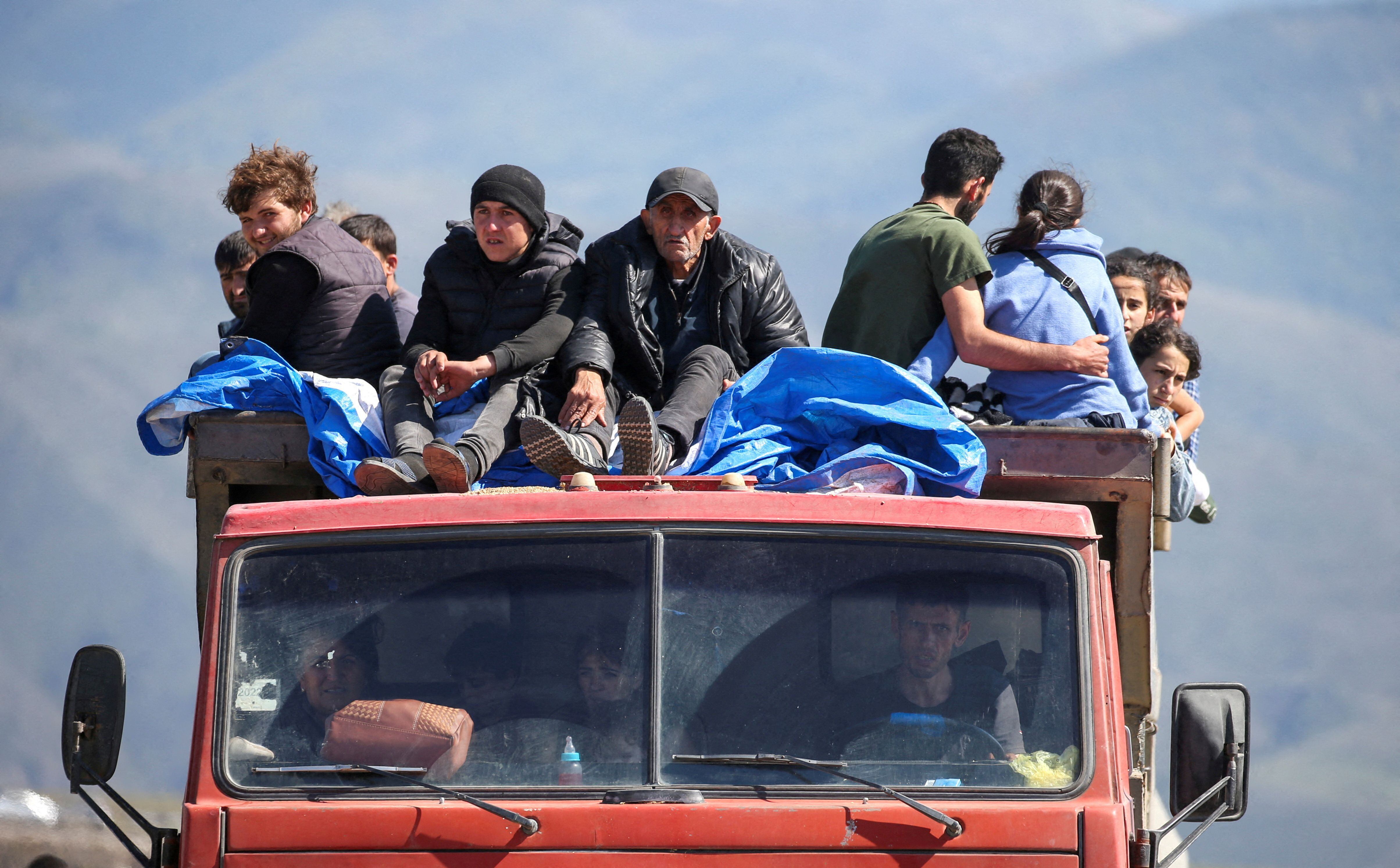 Refugiados de la región de Nagorno-Karabaj montan en un camión a su llegada al pueblo fronterizo de Kornidzor, Armenia, 27 de septiembre de 2023. REUTERS/Irakli Gedenidze/Archivo