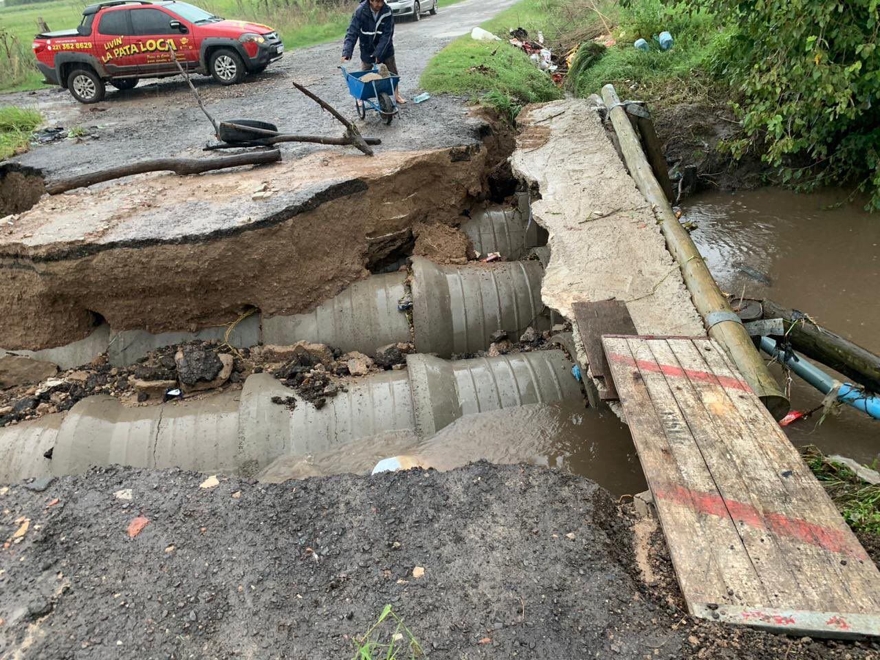 El temporal derribó un puente y dejó un barrio aislado en La Plata