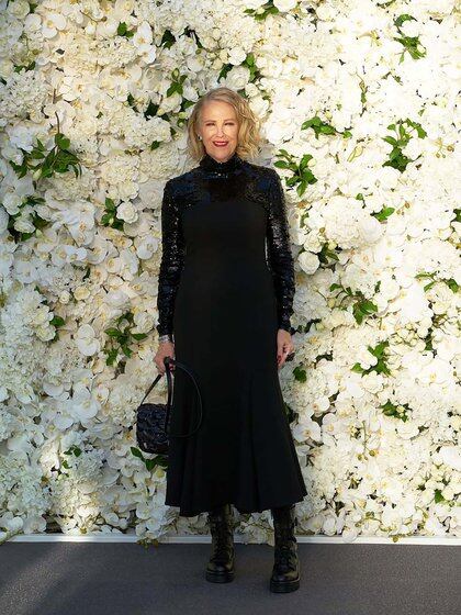 Catherine O’Hara, ganadora como la mejor actriz de comedia por Schitt's Creek eligió a Valentino en un total black look de mangas largas y cuello polera bordado con paillettes. En sus pies, optó por borcegos de cuero y como cartera, una de cuero negro de correa (Foto: @ana_sorys) 