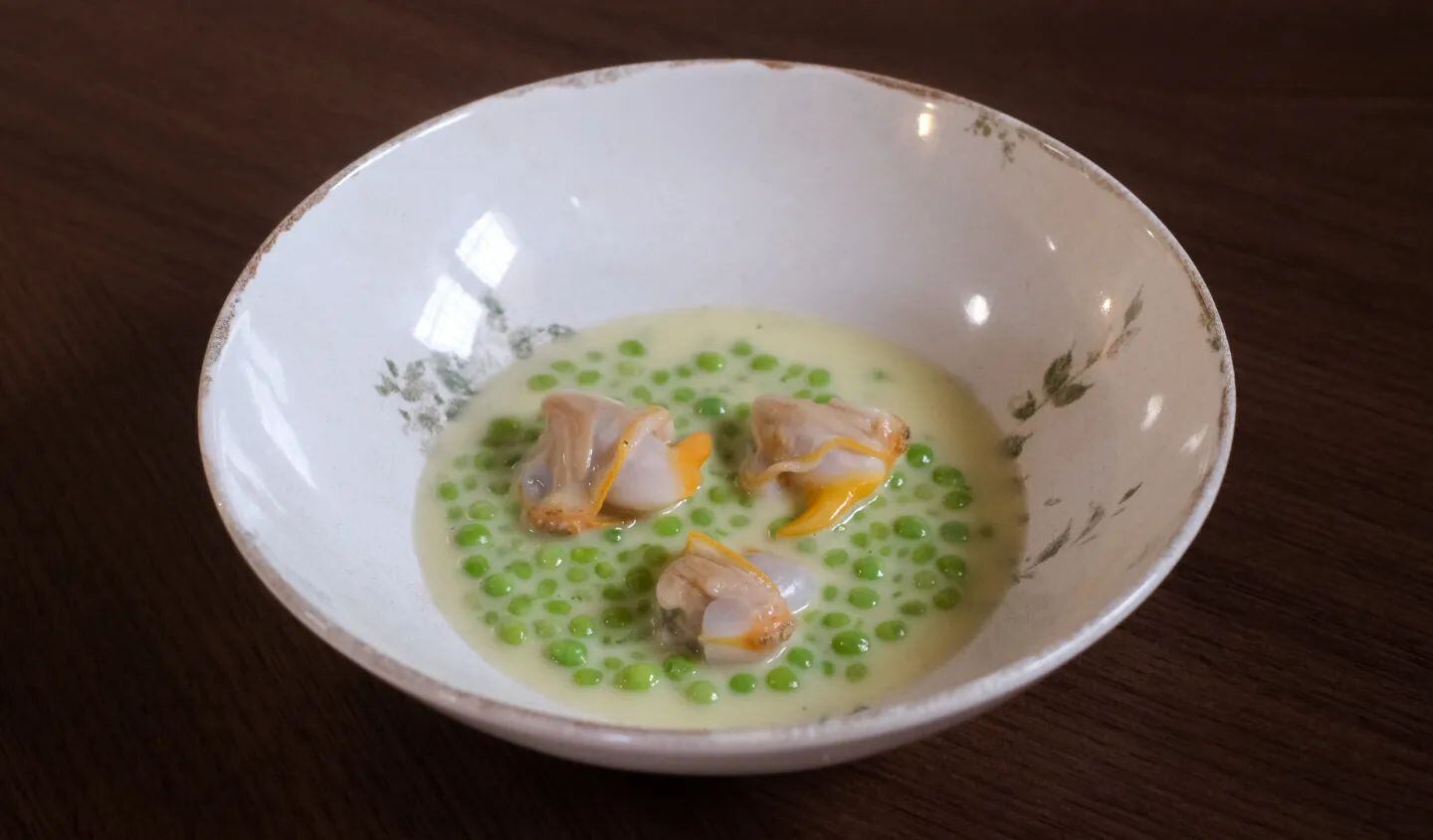 Guisantes y berberechos estofados en un jugo de merluza en salsa verde (Instagram / @fuentelgato)