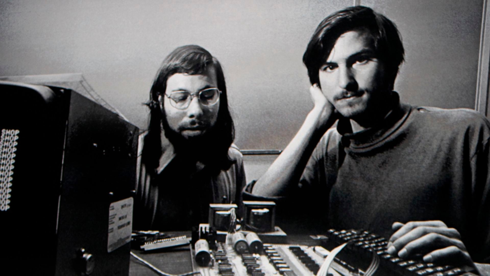 El director ejecutivo de Apple, Steve Jobs y el cofundador de Apple, Steve Wozniak, en los primeros días de Apple (UNITED STATES - Tags: SCI TECH BUSINESS)