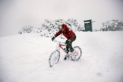 Un desafío complicado: circular con una bicicleta en la colina Filopappou de Atenas (REUTERS/Alkis Konstantinidis)