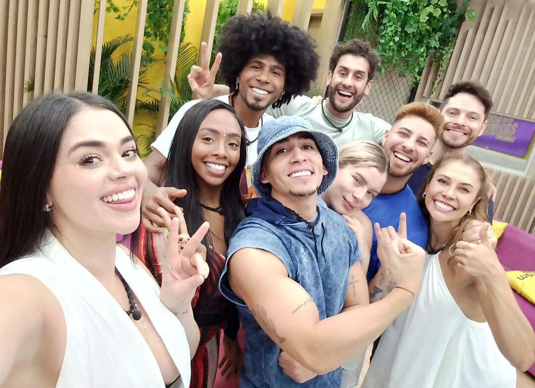 Top 9 'La casa de los famosos Colombia' en una foto dentro de la casa