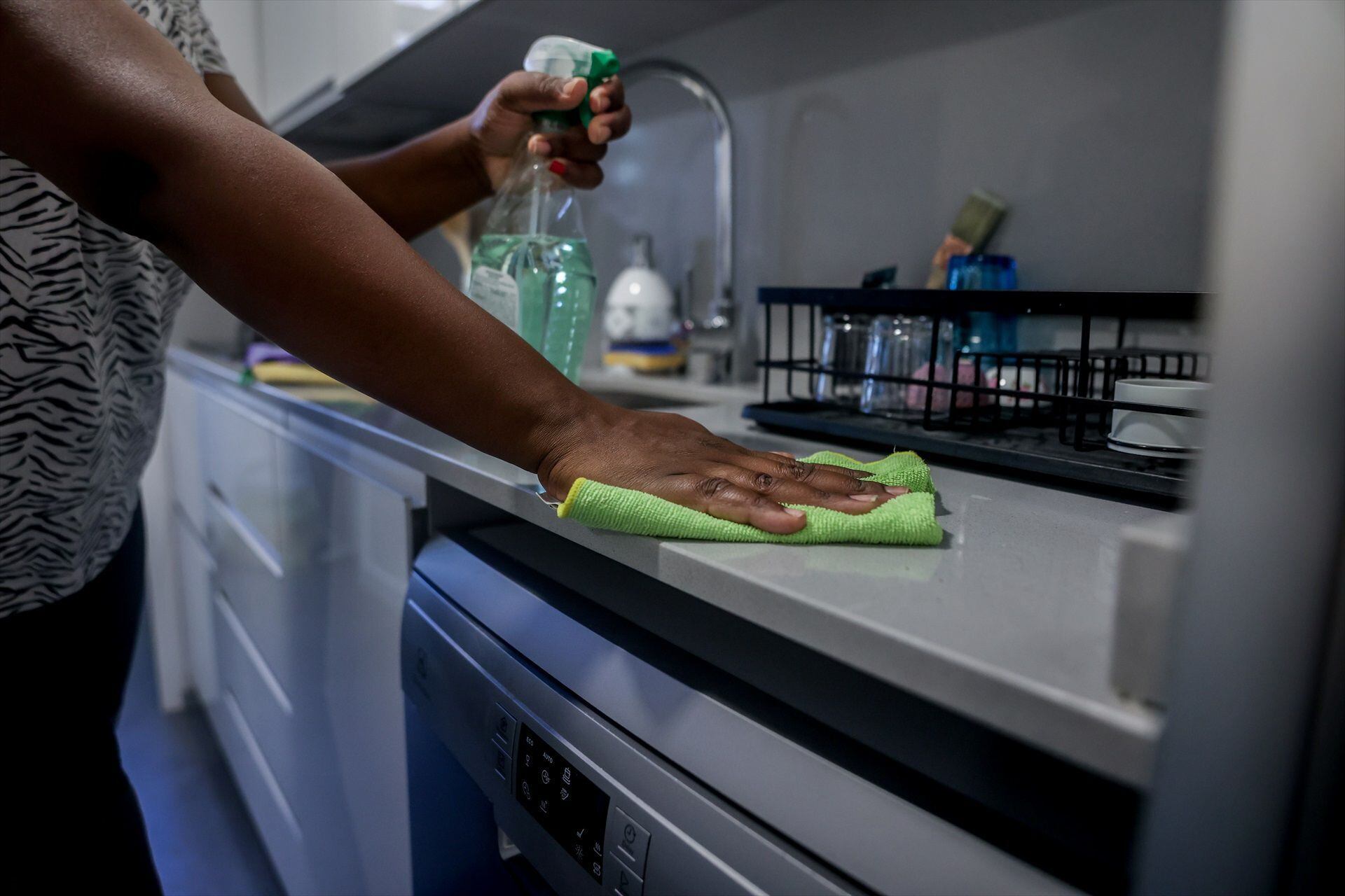 Imagen de archivo de una empleada del hogar durante su jornada laboral. (Ricardo Rubio / EUROPA PRESS)