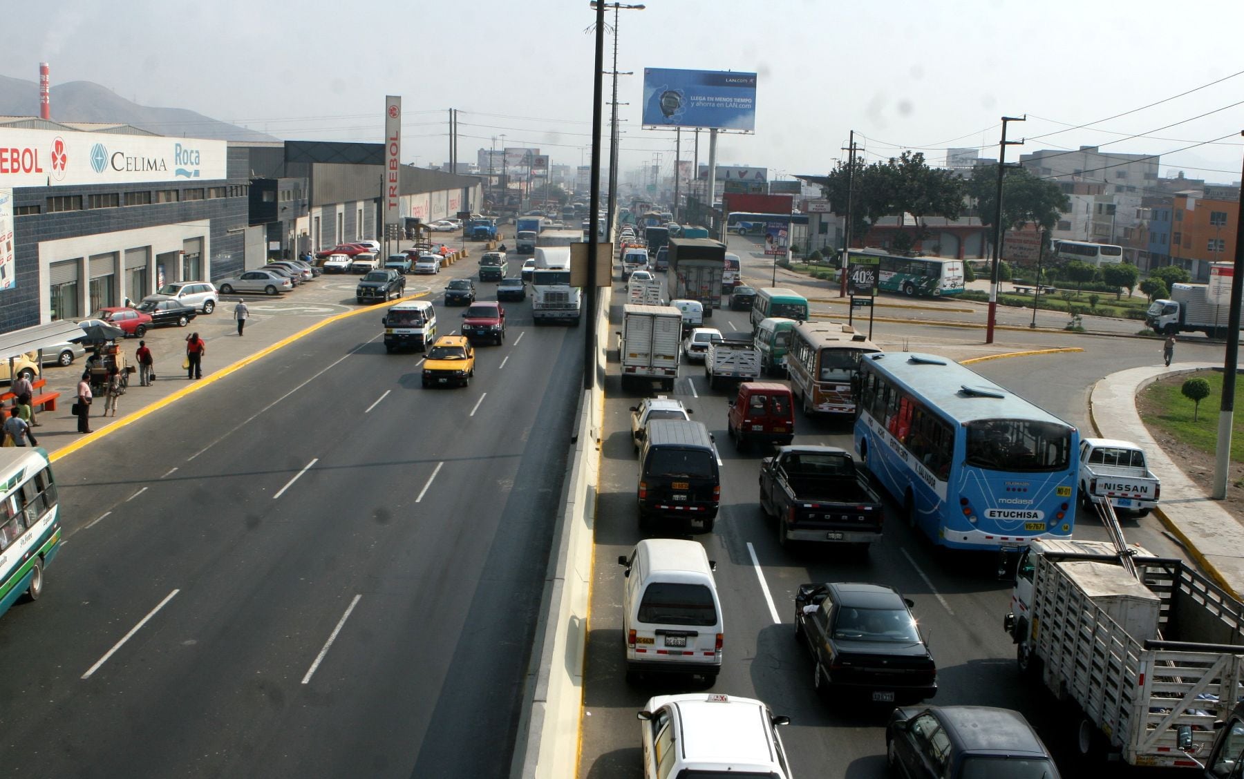 En varios puntos de la Panamericana Norte, trabajadores y estudiantes se quejan que no circulan buses de la empresa Nueva Estrella. (Andina)