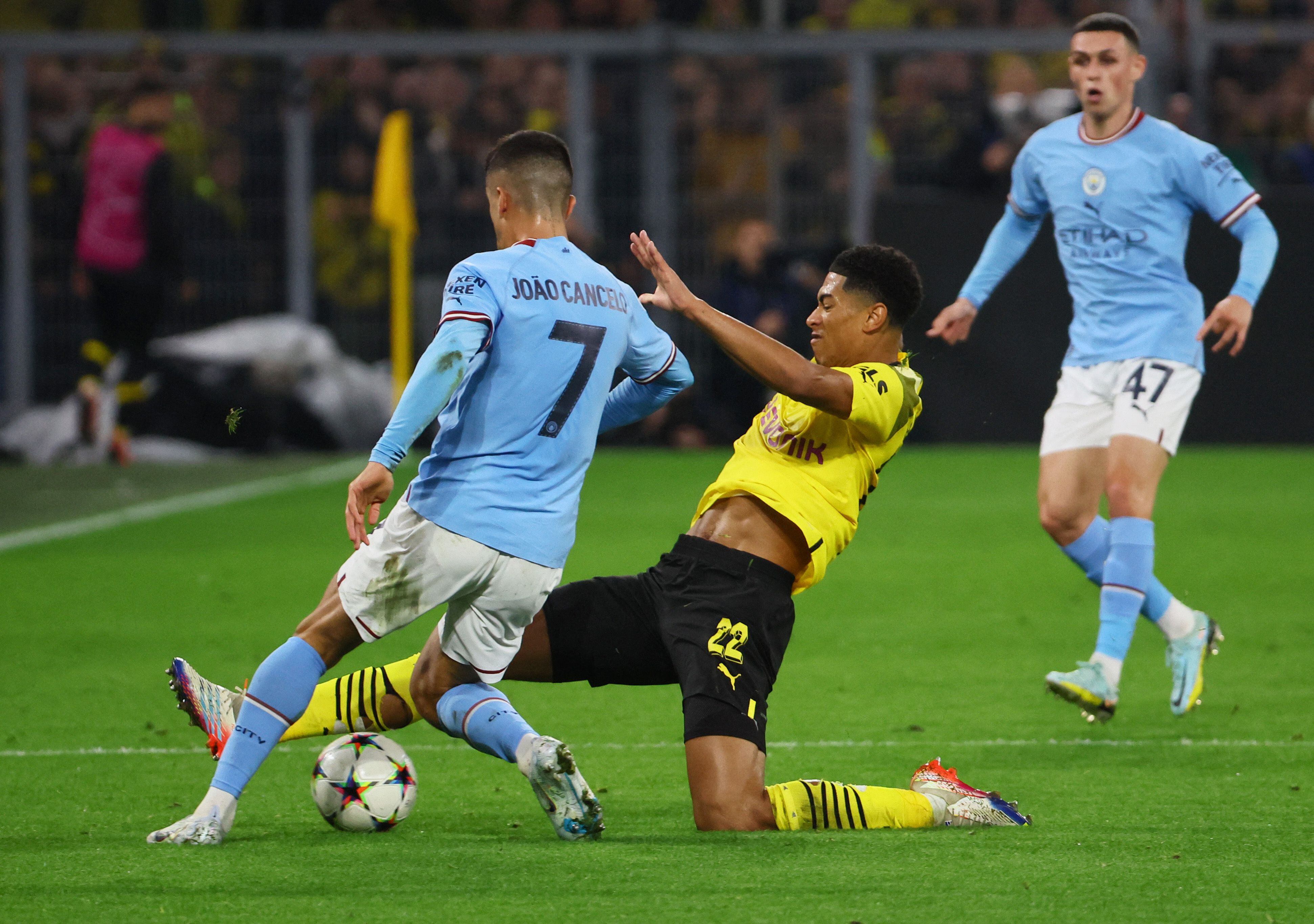 Joao Cancelo intenta prosperar ante la marca de Jude Bellingham, jugador del Borussia Dortmund (REUTERS/Wolfgang Rattay)