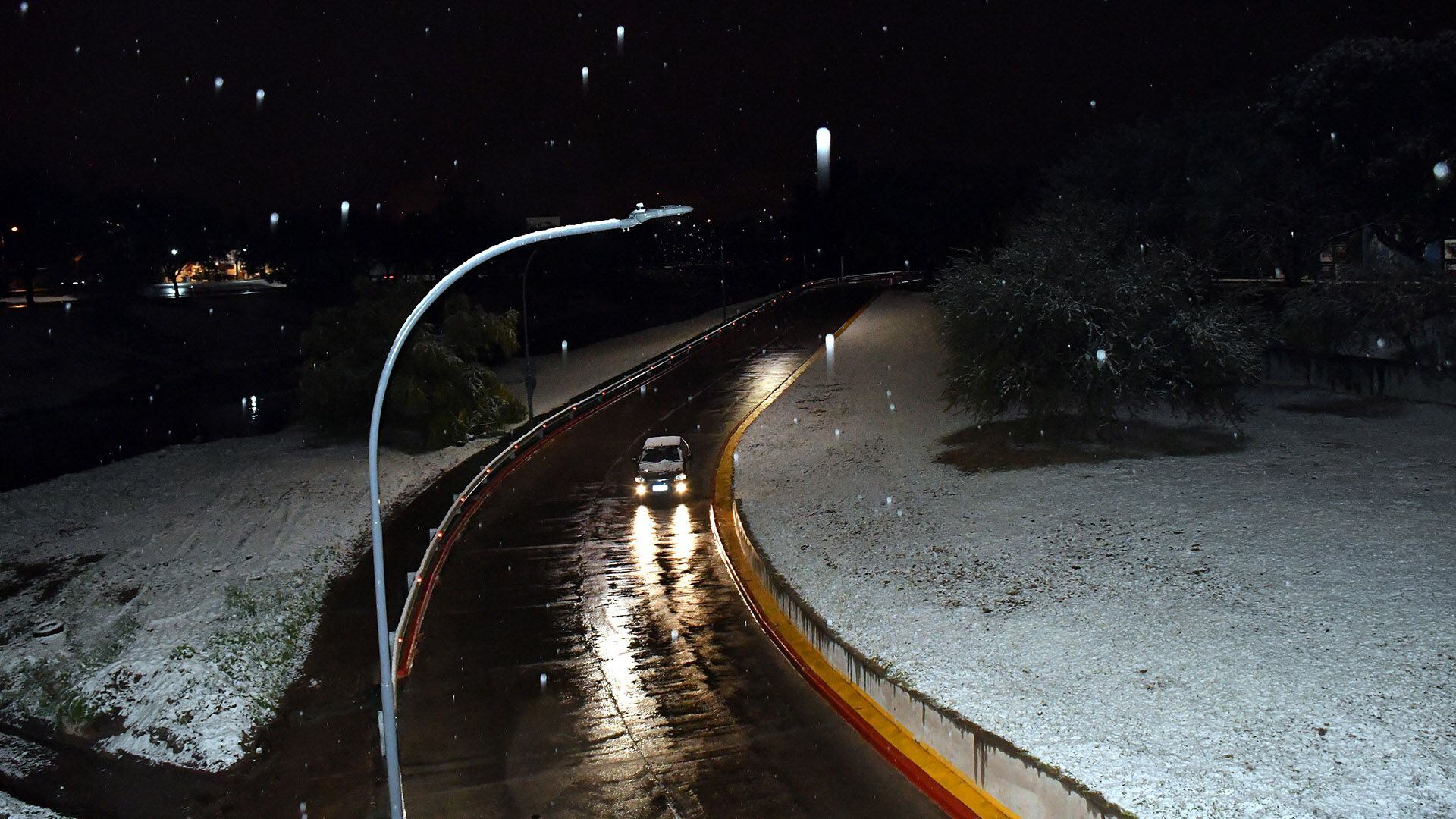 Córdoba capital amanecio cubierta de Nieve