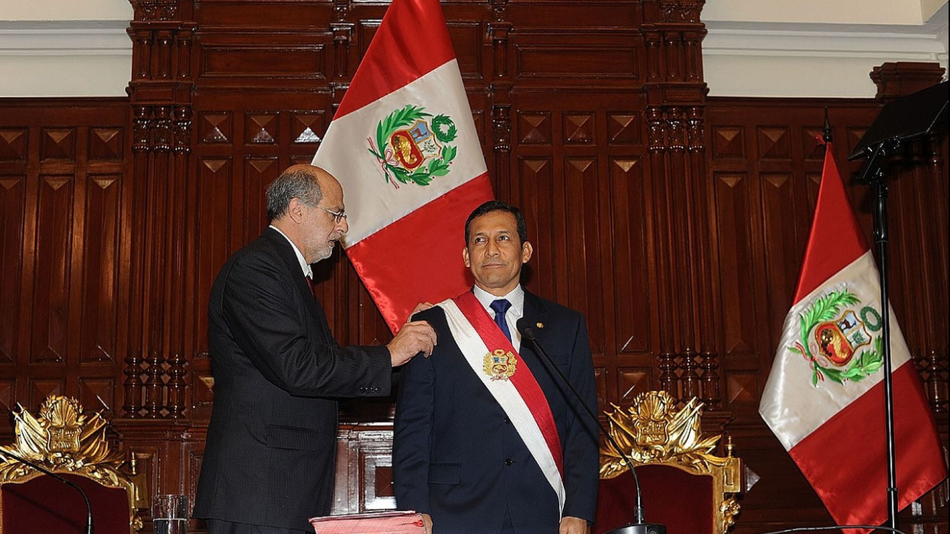 El presidente del Congreso, Daniel Abugattás, impone la banda presidencial a Ollanta Humala durante la ceremonia de juramentación en 2011. (Congreso de la República del Perú)