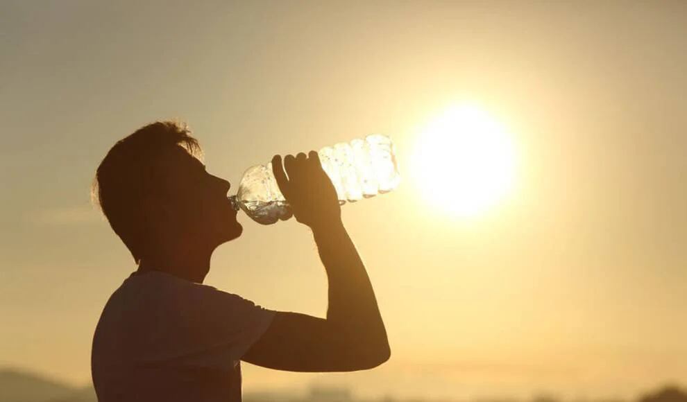 Las alertas se activan cuando la previsión incluye una temperatura de 40,5 grados Celsius (105 Fahrenheit) o más, y ponen en marcha mecanismos como un aumento de los servicios sociales en comunidades más vulnerables al calor.