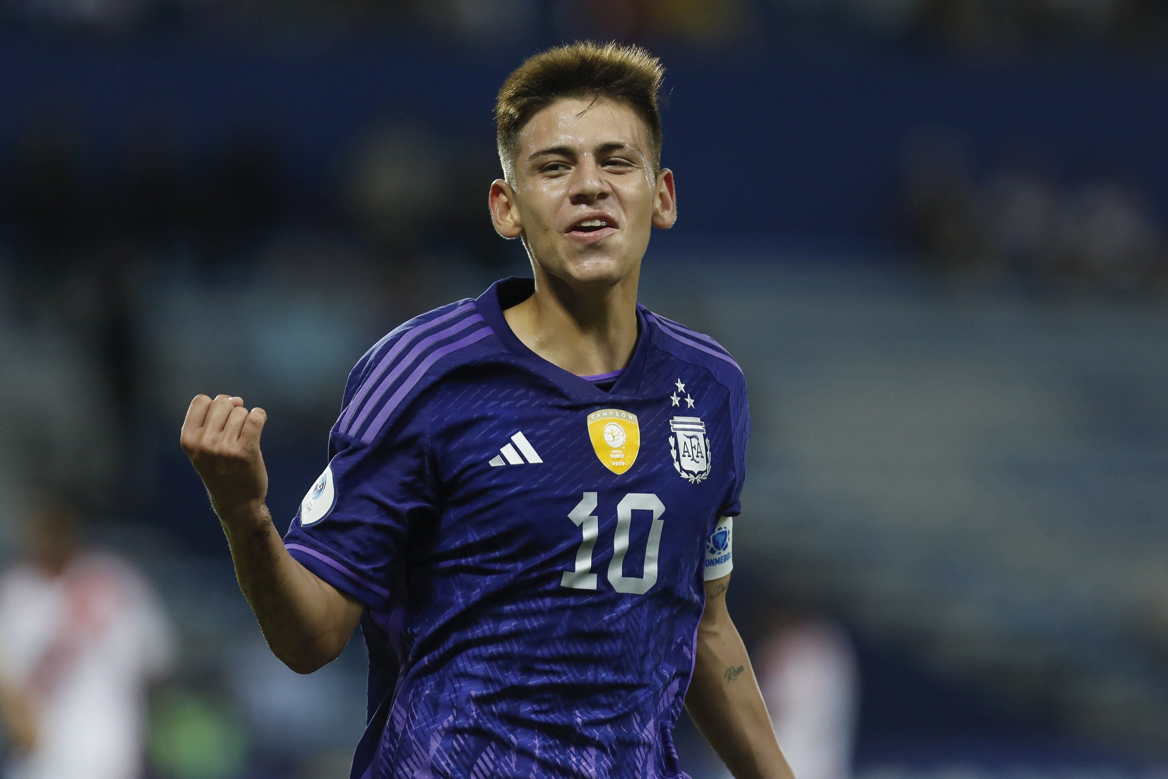 El Diablito Echeverri festeja uno de sus golazos a Perú con la camiseta de la Selección Sub 17 (Conmebol)