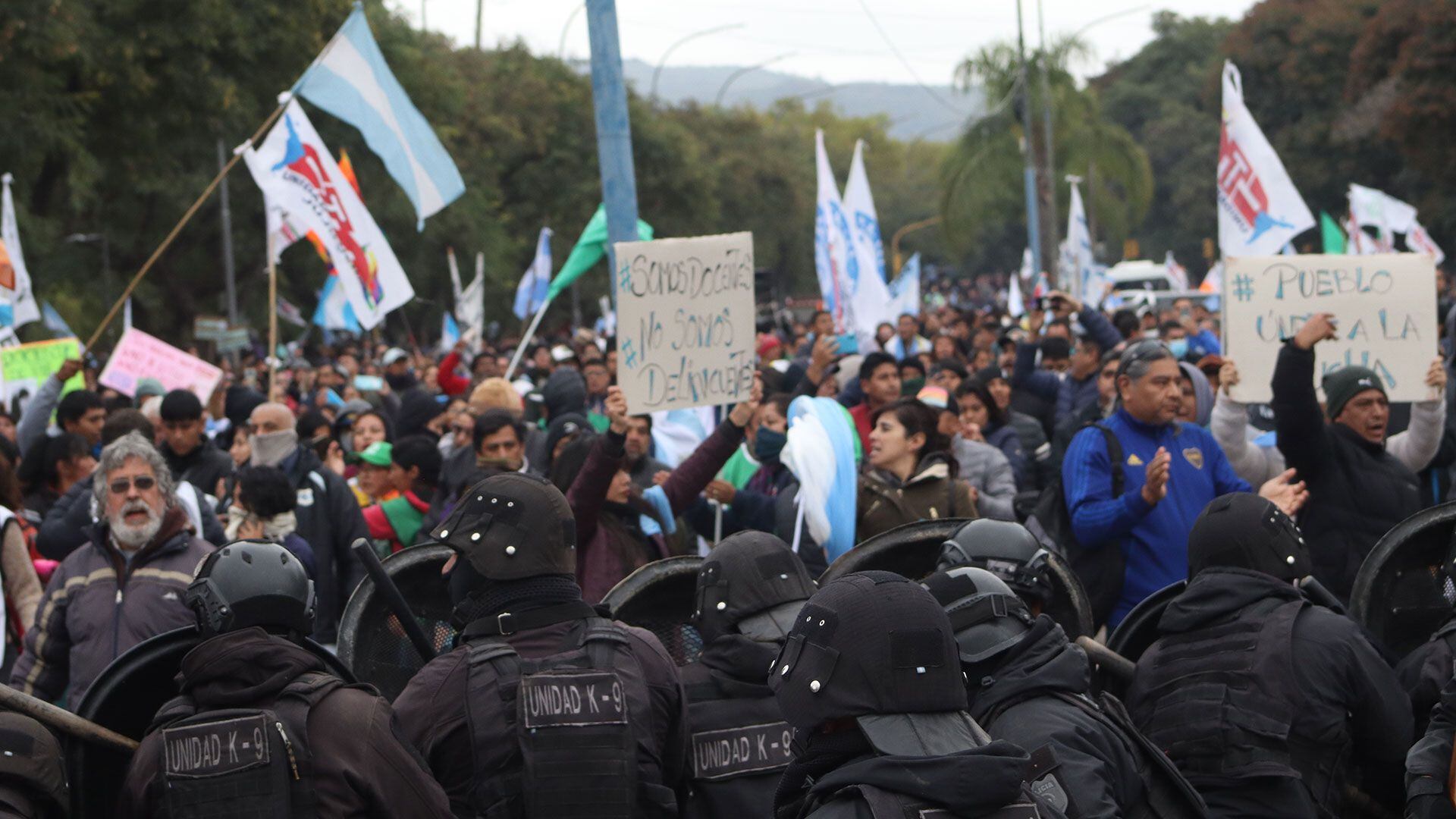 incidentes-y-enfrentamientos-en-la-legislatura-de-jujuy