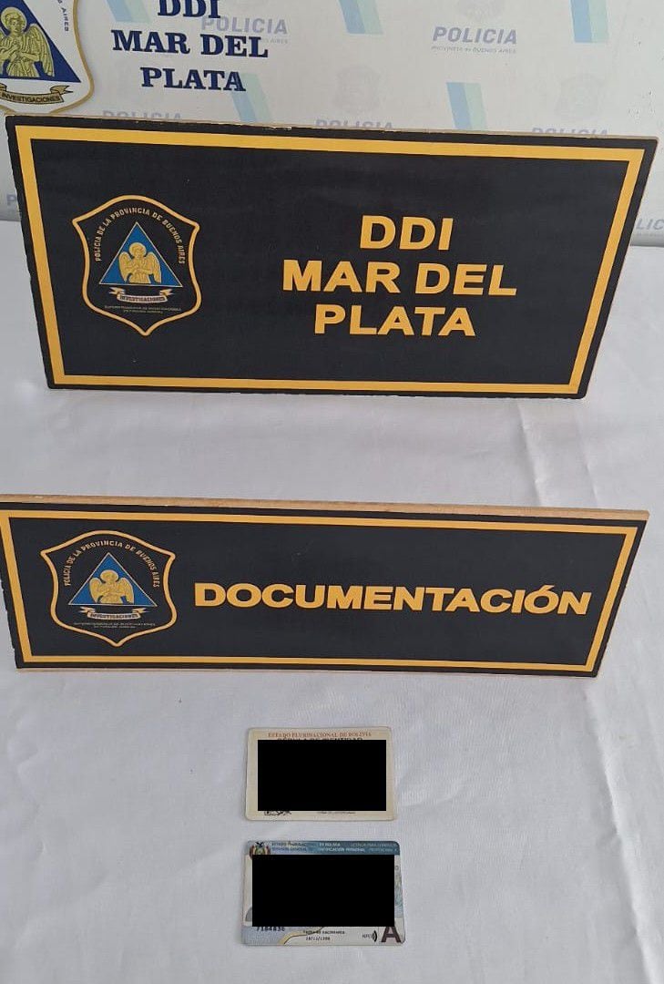 Las dos cédulas de identidad incautadas