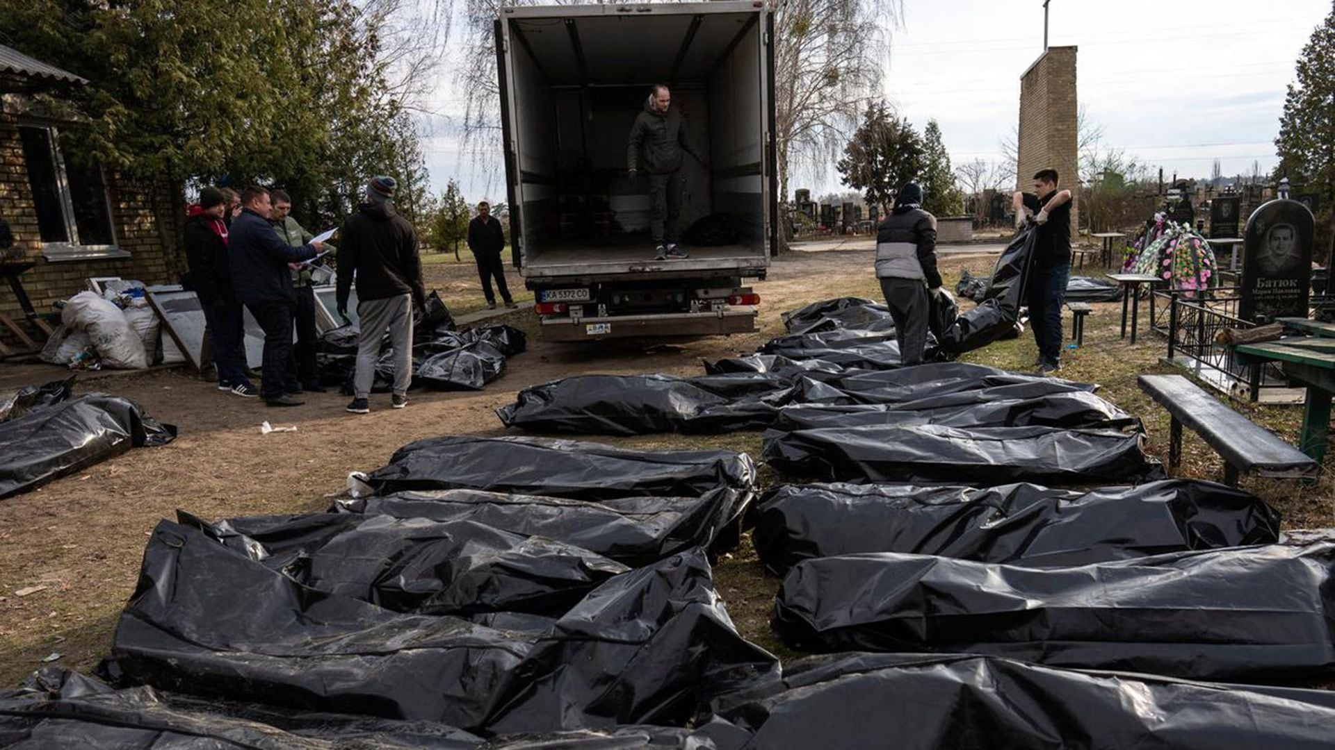 Las tropas de Putin cometieron una brutal masacre en la ciudad ucraniana de Bucha (AP)