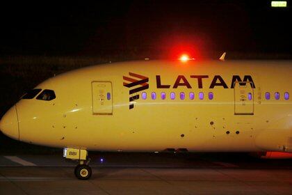 La vacunas llegaron en un avión de LATAM (REUTERS/Mariana Greif)