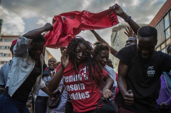 Seguidores de Nelson Chamisa festejan el anuncio de los resultados, después que el líder opositor clamara la victoria (AP/ Mujahid Safodien)