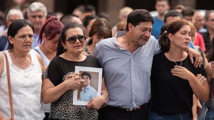 Los padres de Fernando Báez Sosa en una marcha tras el crimen. 
