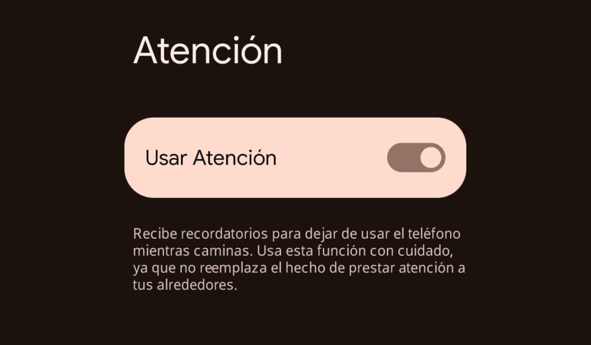 La función Mirar al frente fue desarrollada para ayudar a los usuarios a cuidar su salud y a que hagan un uso responsable del teléfono. (Infobae)